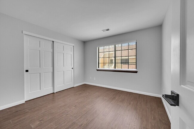 Building Photo - $2,195 - 1 Bed, 1 Bath Updated Lofted Cond...