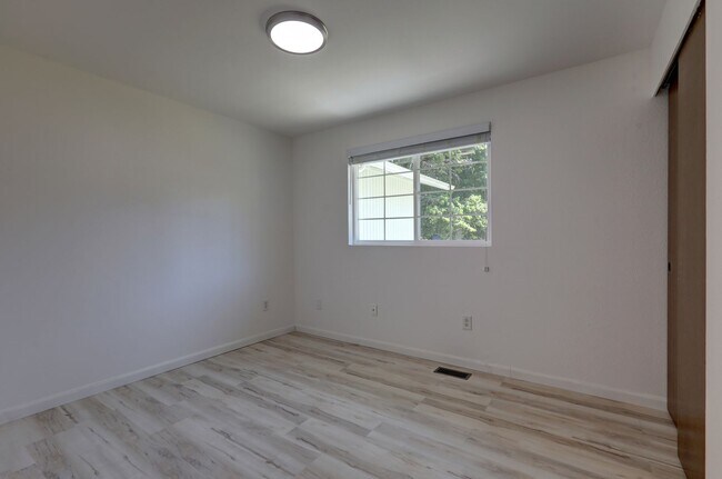 Building Photo - Cozy 3-bedroom 2 baths in Kirkland.
