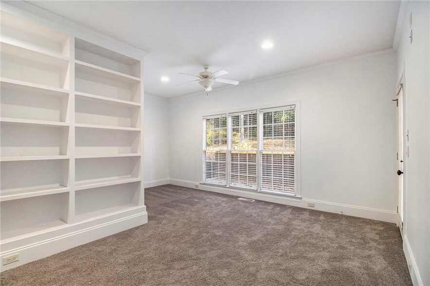 Building Photo - 960 Landmark Dr NE