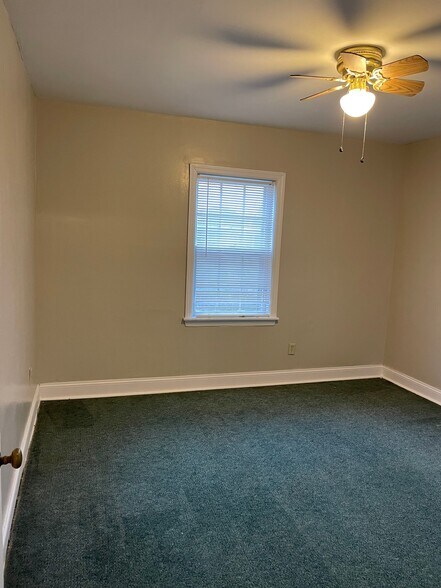 Building Photo - 1037 6th St W