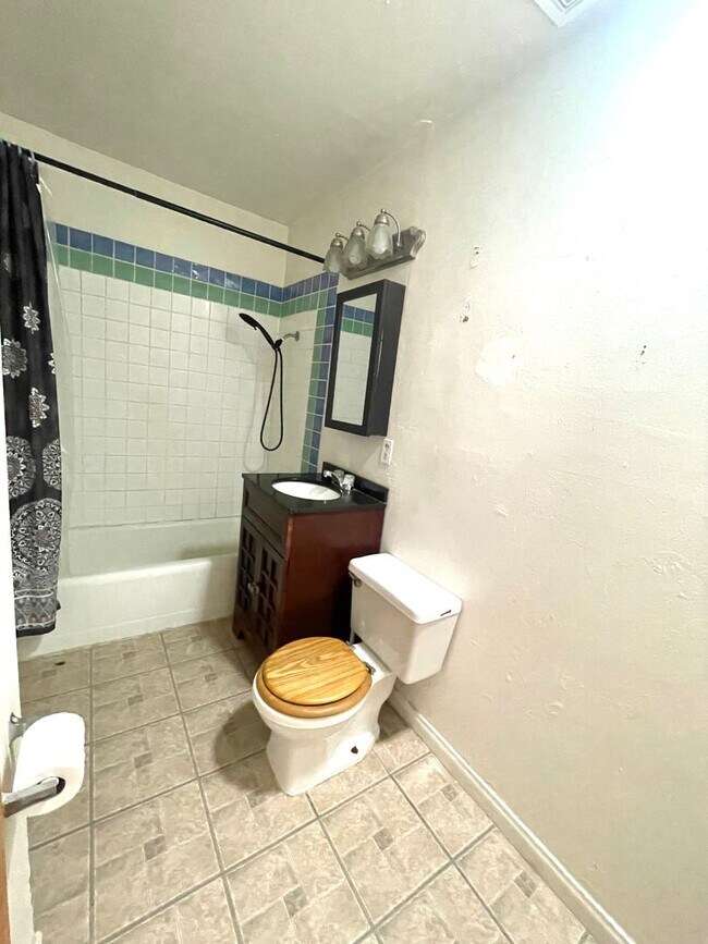 Building Photo - 3 Bedroom 2 Bathroom Home Near Town