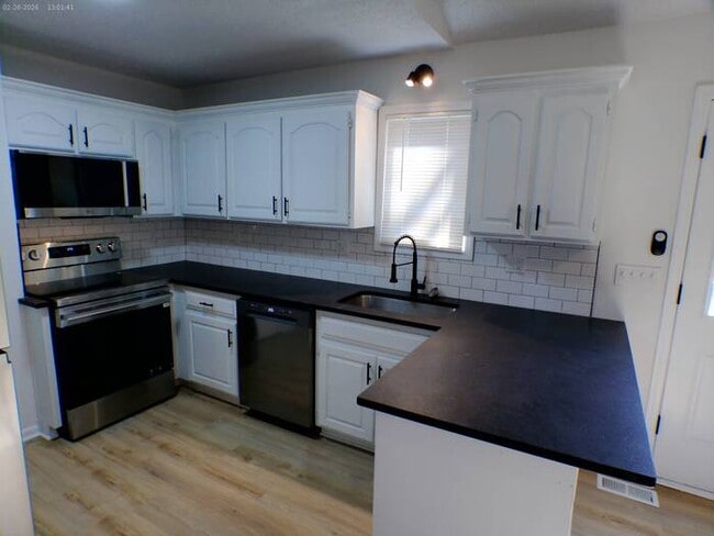 Building Photo - Spacious 4 bedrooms and 2 full baths home located on S Franklin St in Spring Hill