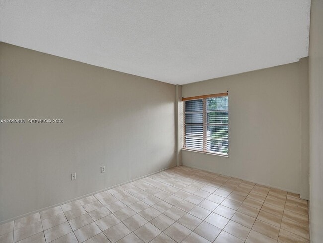 Building Photo - 4166 Inverrary Dr