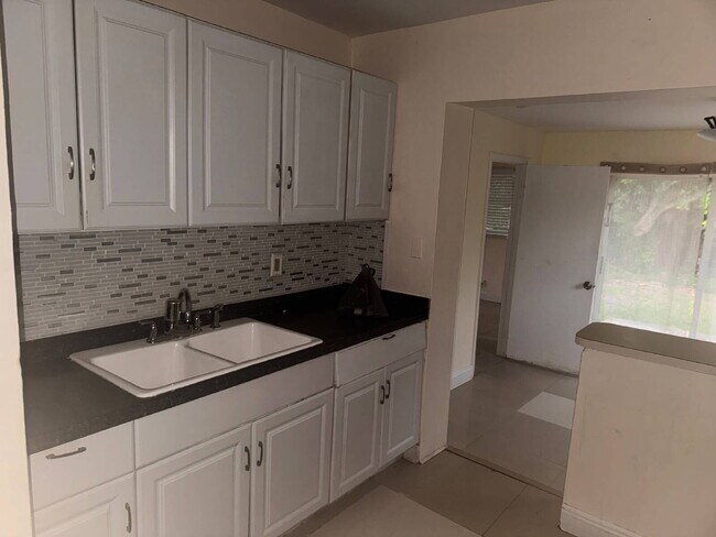 Building Photo - " 3 Bedroom 2 Bath Single Family Home in Prime Deerfield Beach Location!"