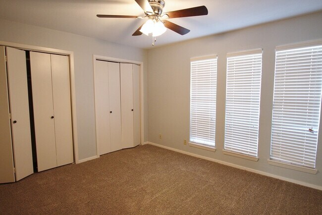 Building Photo - Available Now: Stunning 4-bedroom, 2-bath ...