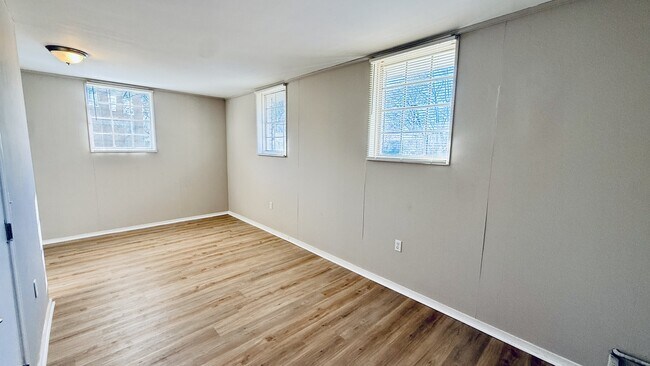 Building Photo - 2004 Chambers Dr NE