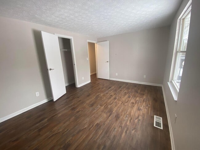 Building Photo - 5970 Almina Dr