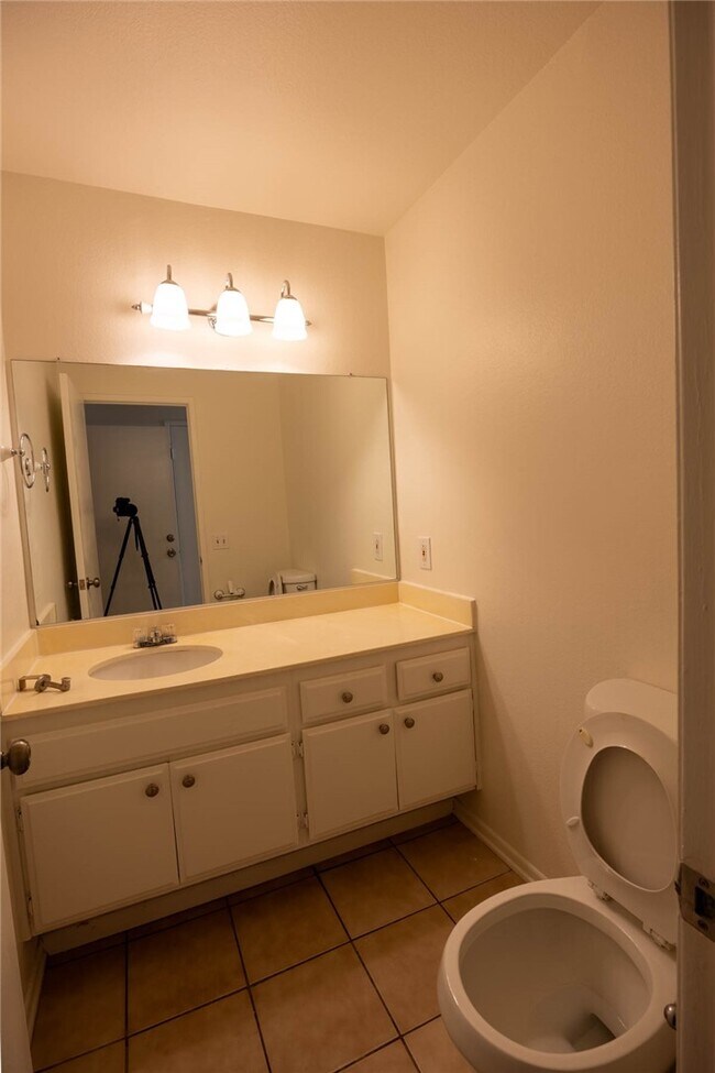 Building Photo - 2321 S Magnolia Ave