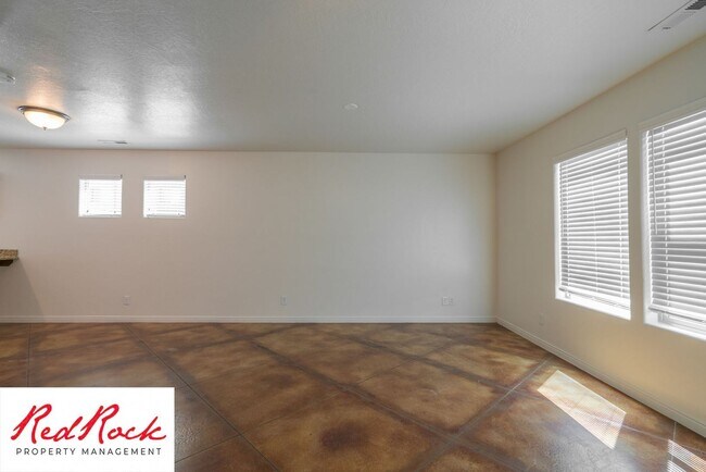 Building Photo - DOG-FRIENDLY 4 Bedroom Townhome with INTER...