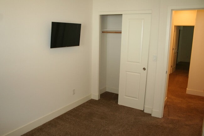 Building Photo - Near UNR/3 Bed Condo