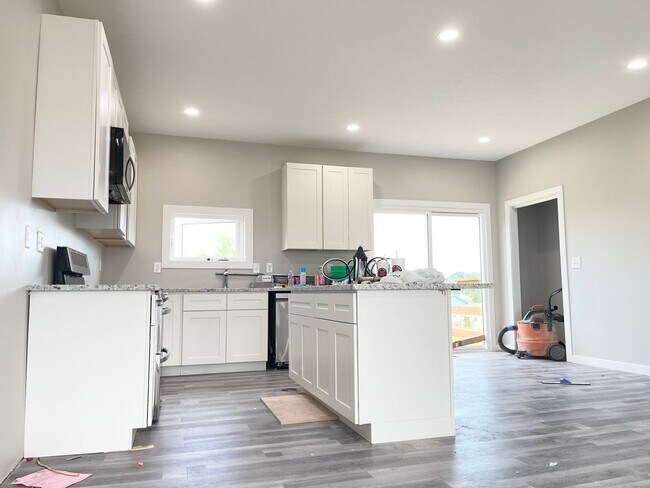 Building Photo - Newly rebuilt house in the heart of Elkhorn