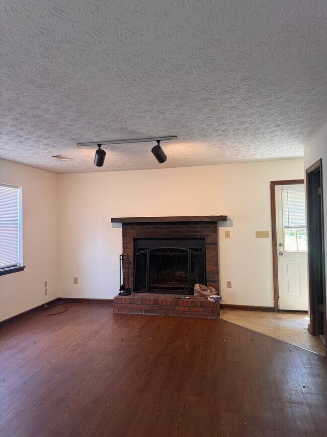 Building Photo - 1120 Sweetwater Cir
