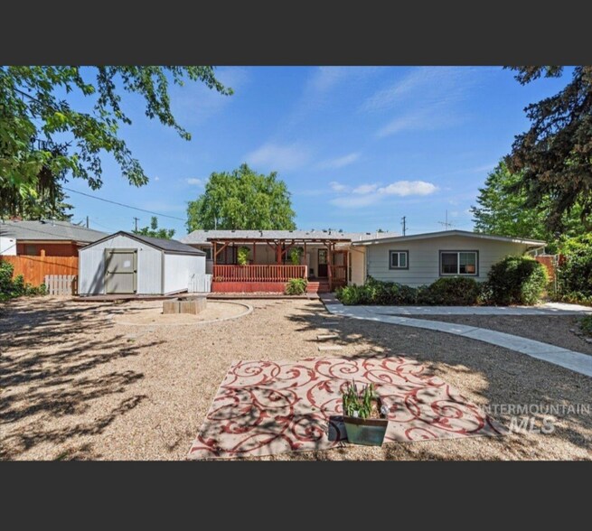 Primary Photo - 425 W Pine Ave