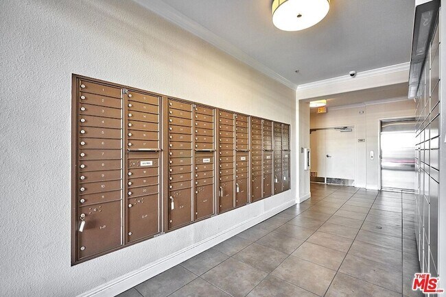 Building Photo - 360 W Ave 26