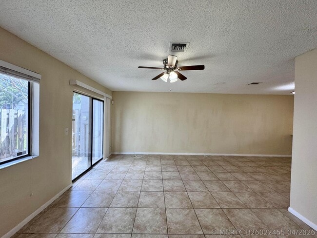 Building Photo - 704 Riverside Dr