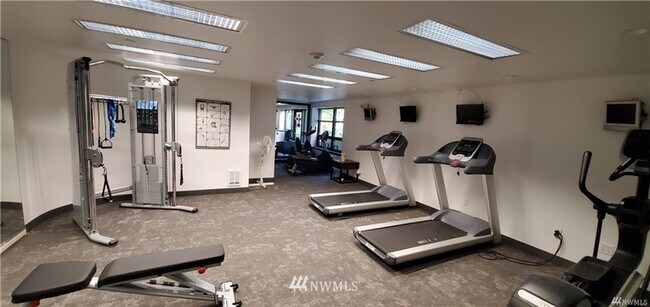 Building Photo - Classic 1bedroom Condo with Elegant Amenit...