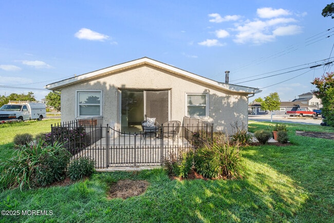 Building Photo - 102 E Boat Dr