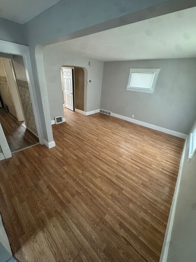 Building Photo - Well-Maintained 3-Bedroom Single-Family Home – $1,450 Rent | Cleveland