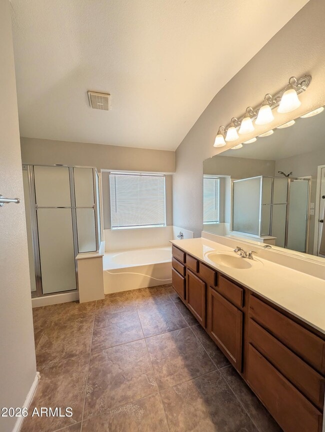 Building Photo - 738 E Saddle Way