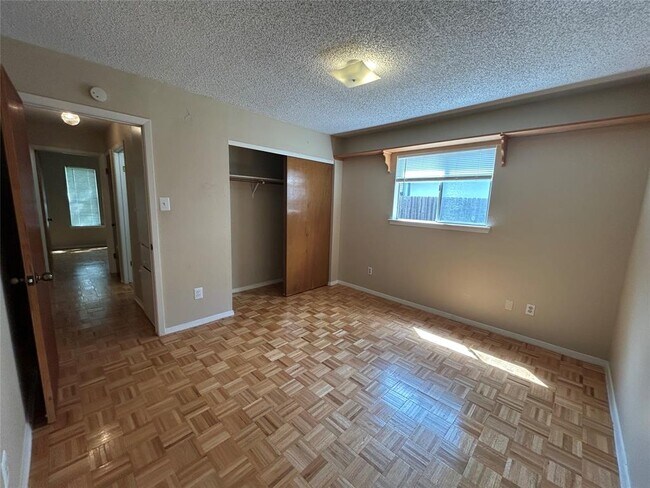 Building Photo - 3902 Beaconsdale Dr