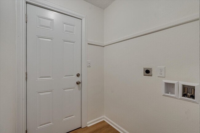 Building Photo - 105 S Howell Ave