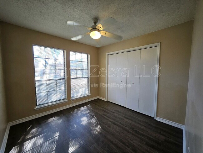 Building Photo - 1405 Paintbrush St