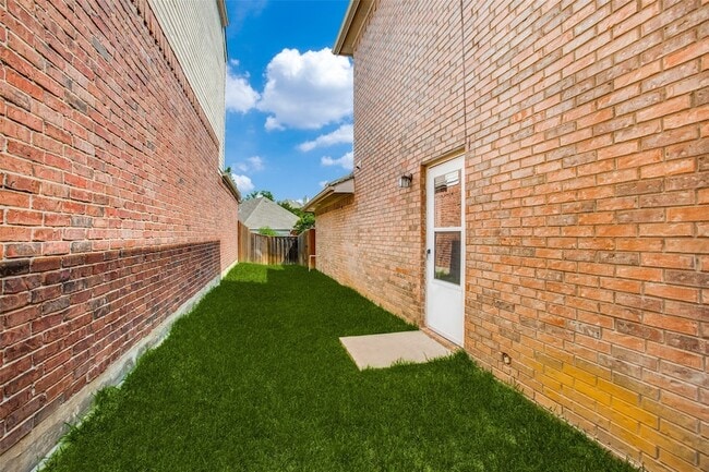 Building Photo - 3021 Sawtooth Dr