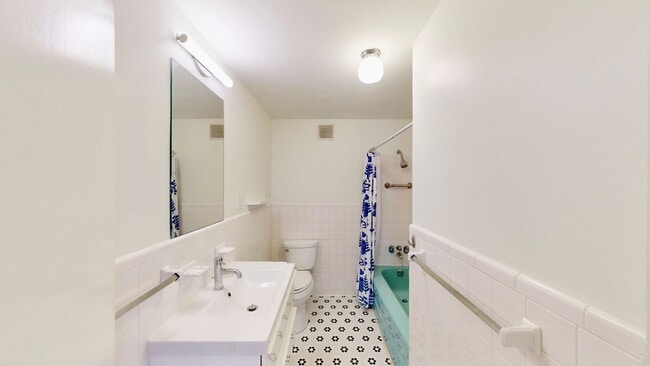 Building Photo - 1300 Queens Rd