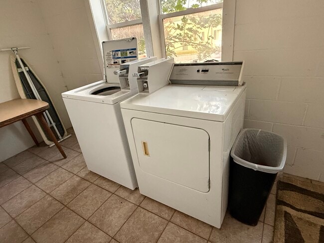 Building Photo - 619 Rose St