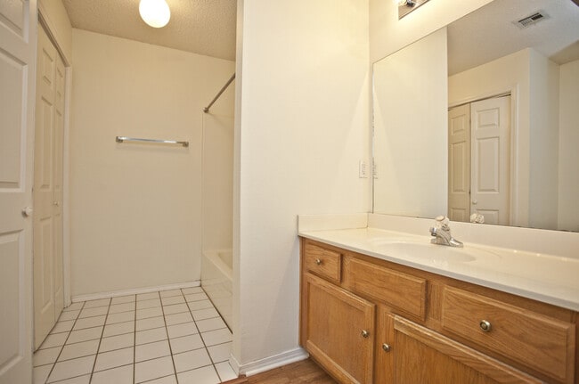 Building Photo - 58B Holly Dr