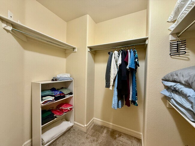 Building Photo - Gorgeous 4 Bedroom Home located in Gated Broadmoor Community