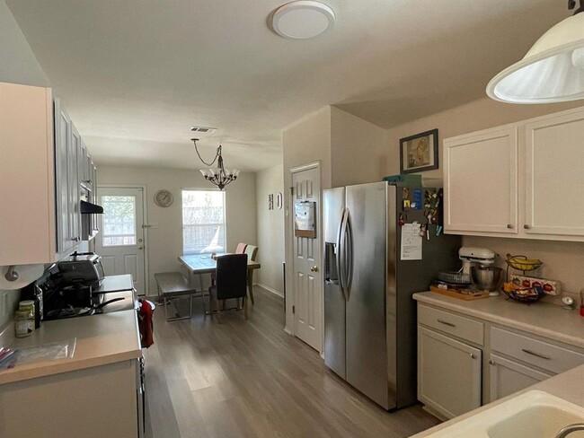Building Photo - 404 Golden Gate Dr