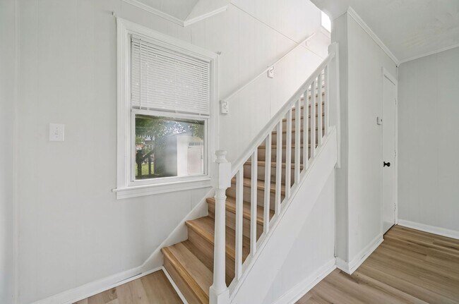 Building Photo - 1512 Rolfe Pl