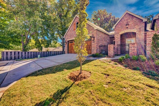 Building Photo - Lawn Care Included! 3/2/2 Luxury Patio Home Broken Arrow