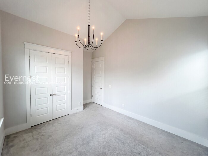 Building Photo - 640 Henry Ln