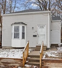 Building Photo - STUNNING! Three bedroom house!