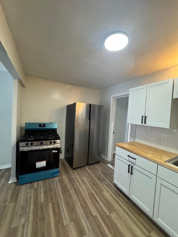 Building Photo - 3830 E 189th St