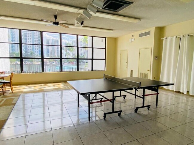 Building Photo - 800 Parkview Dr