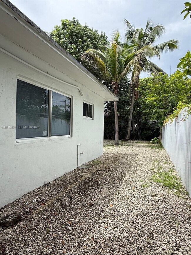 Building Photo - 6723 NE Miami Pl