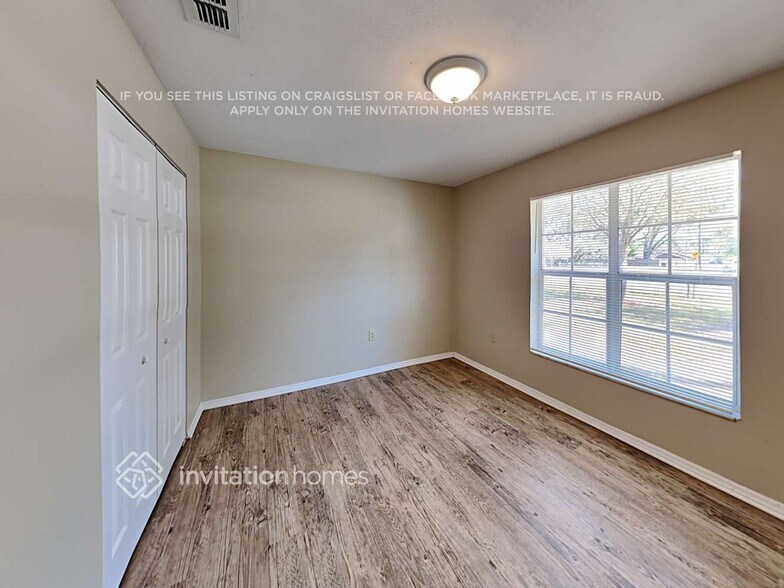 Building Photo - 5850 Lake Grove Dr