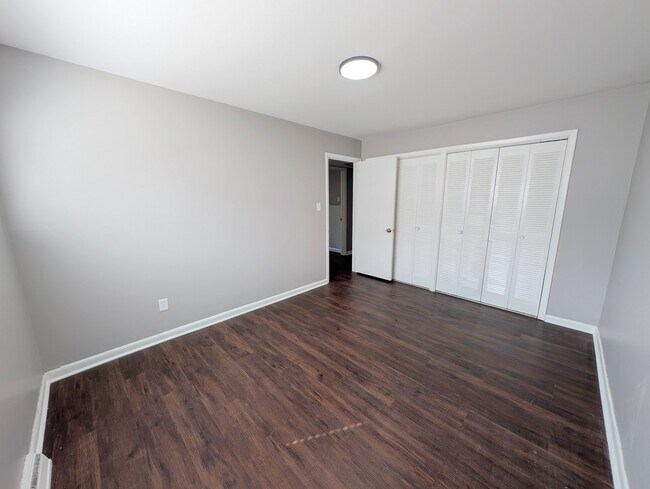 Building Photo - 110 Cromwell Pl