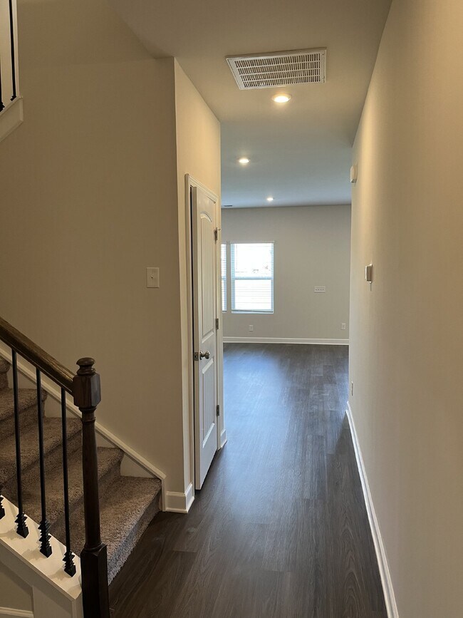 Building Photo - 301 Ellis Ln