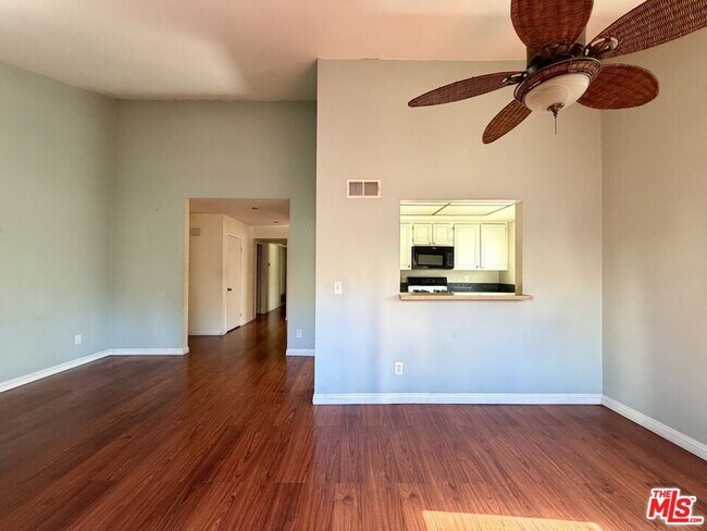 Building Photo - 6716 Clybourn Ave