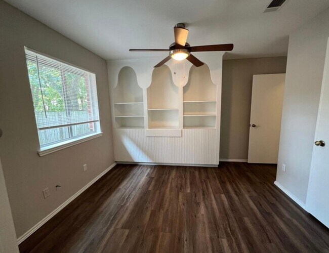 Building Photo - 4 Bedroom near Tesla!