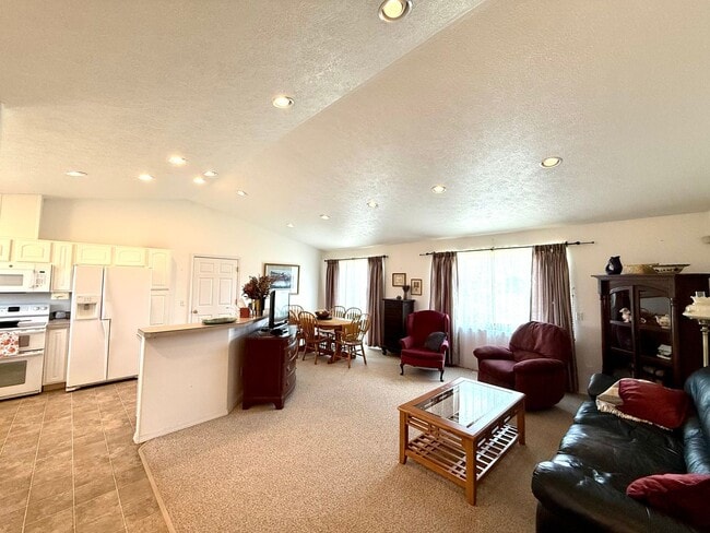 Building Photo - Charming Fully Furnished 2-Bedroom Home