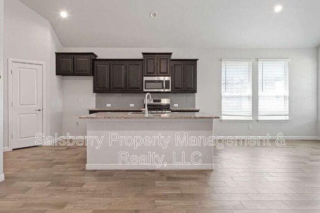 Building Photo - 821 Falcon Rd