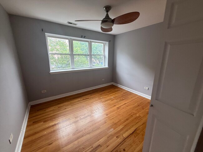 Building Photo - 6954 N Greenview Ave