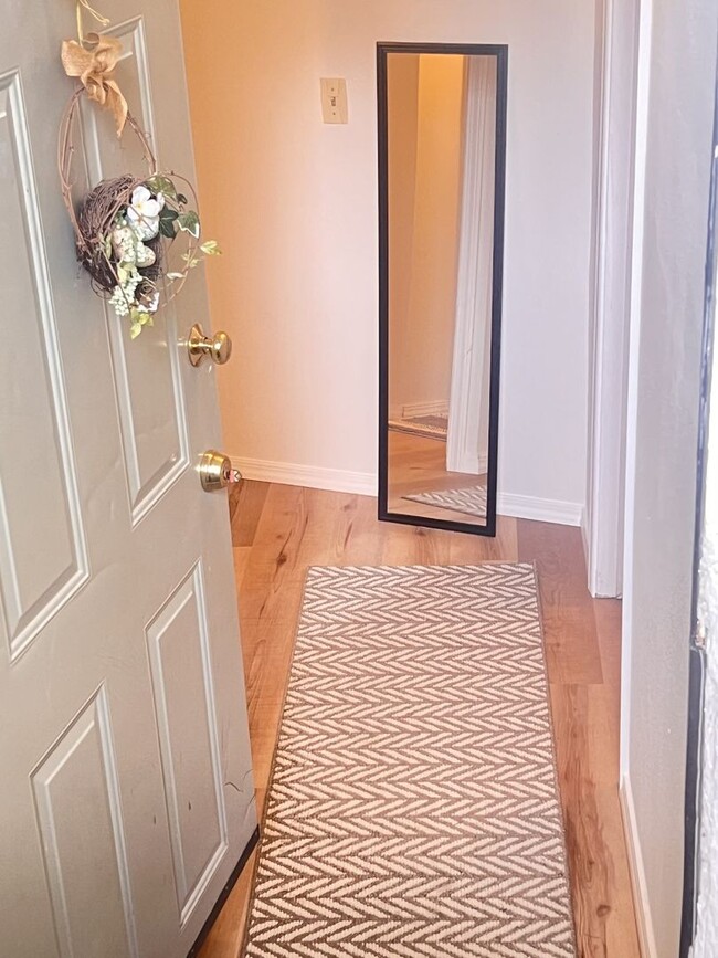 Building Photo - Fully furnished, short term 1 bedroom!