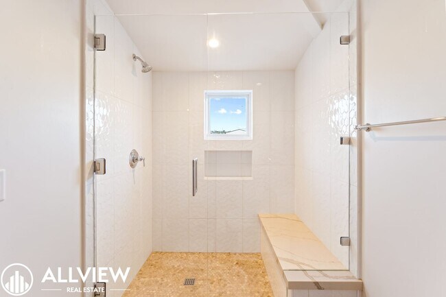 Building Photo - Gorgeous 3 bed 3.5 bathroom home available...
