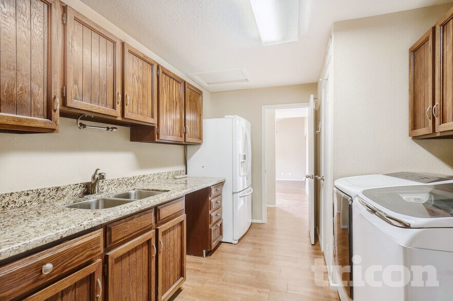 Building Photo - 4910 W Diana Ave